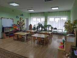 Пространство групповой комнаты разделено на несколько зон, в которых имеется достаточное количество игрового и дидактического материала для дошкольников.